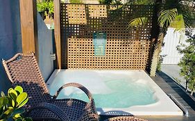 Residencial com Piscina e Jacuzzi com vista para a Natureza